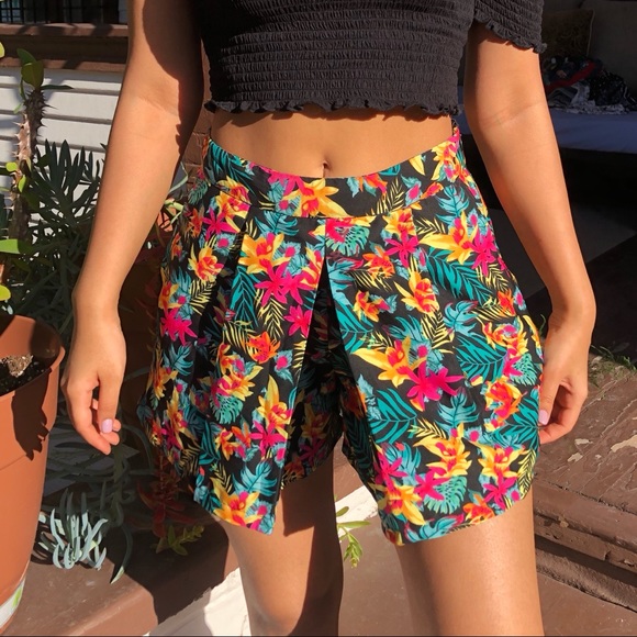 Dresses & Skirts - Floral mini skirt (separate leg pockets)